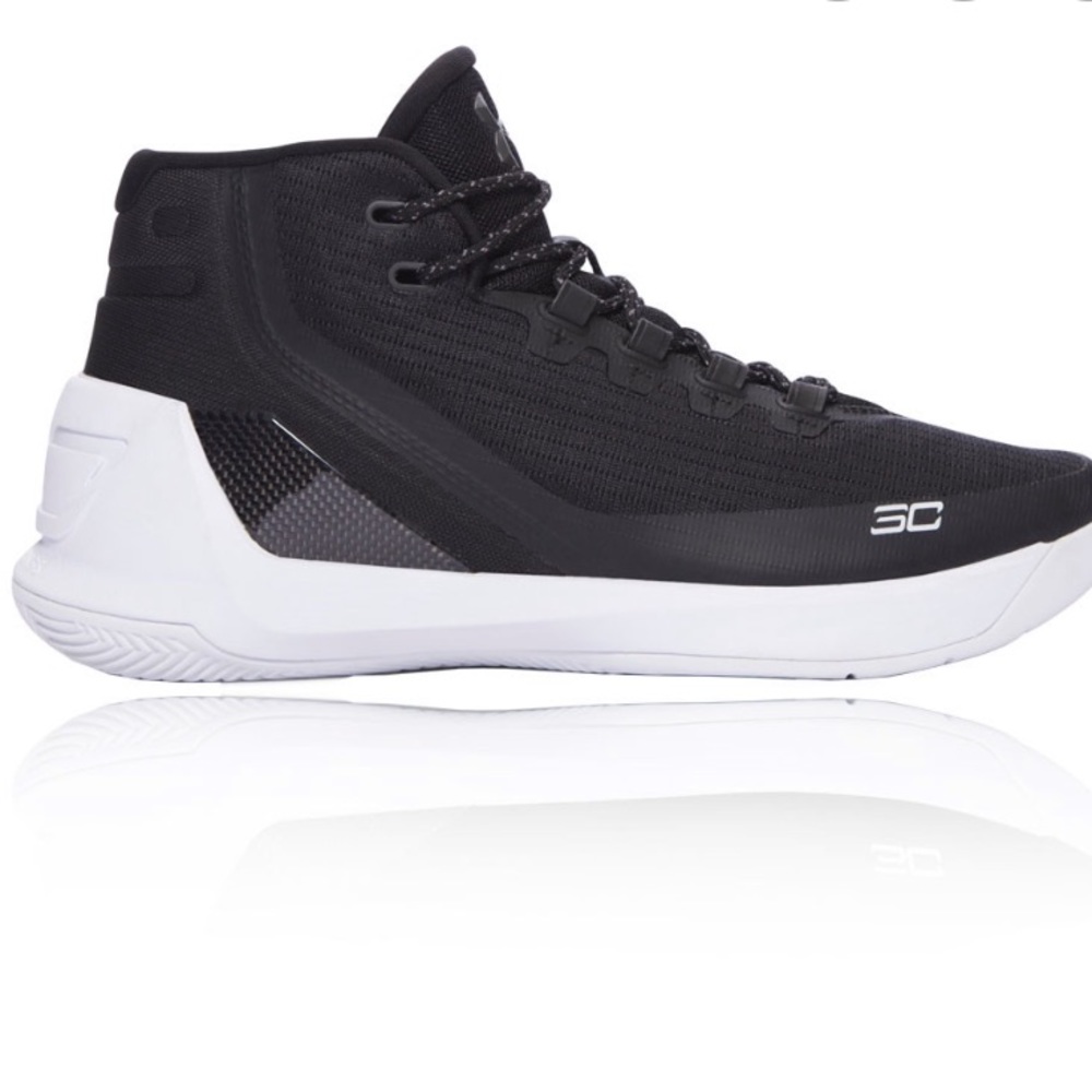 Black under armor/ Stephen curry shoes